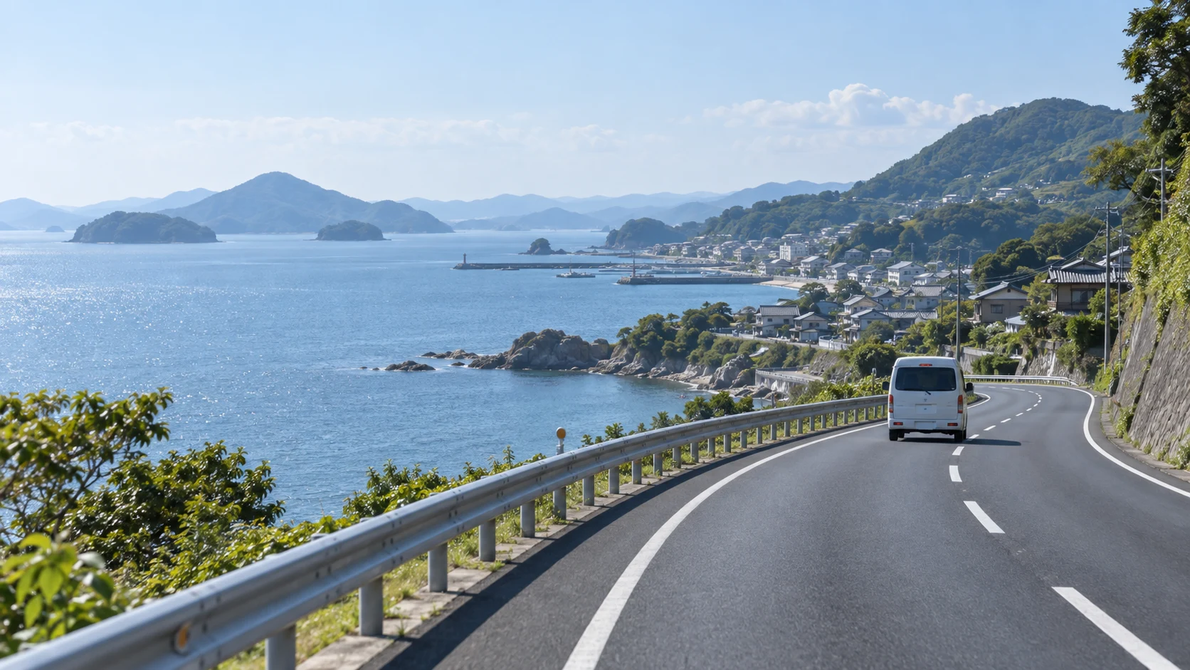 海沿いの道を配送車が走る地域ネットワークのイメージ