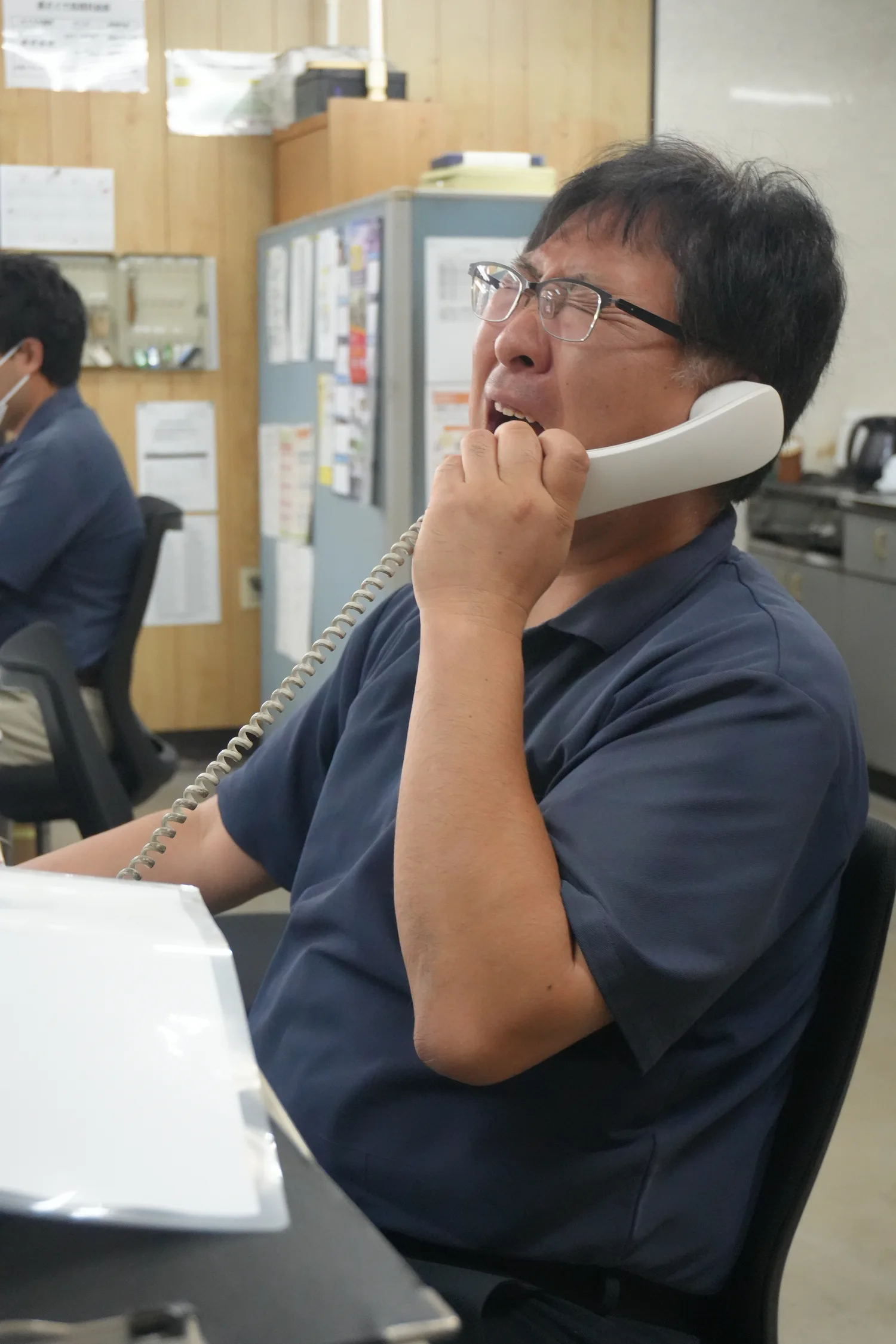 電話でお客様のご要望を伺う社員