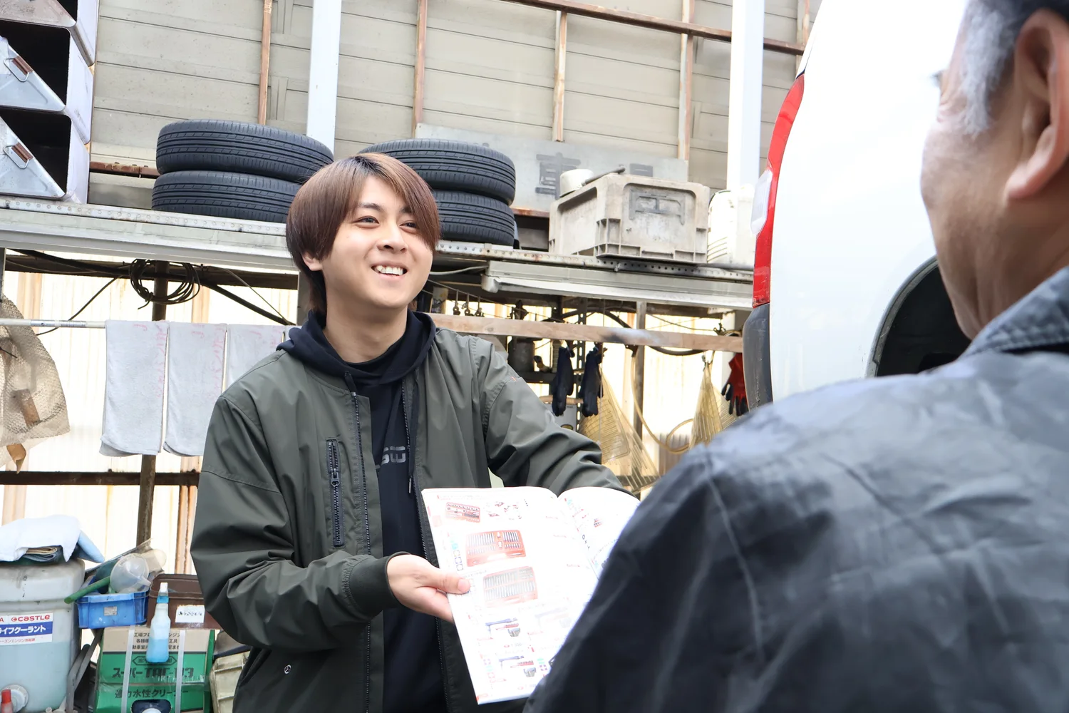 工場で笑顔で会話する社員