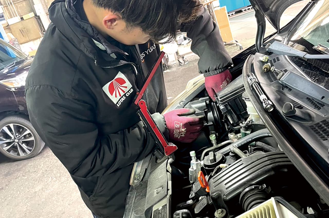エンジンルームを整備する社員